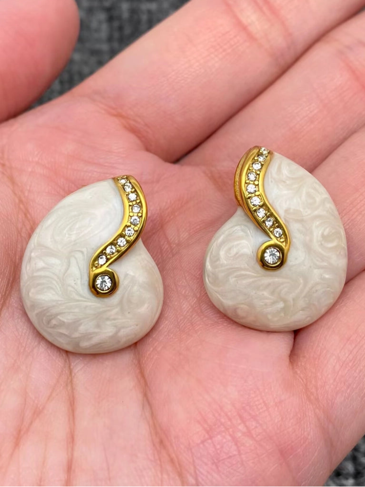 Conch Stud